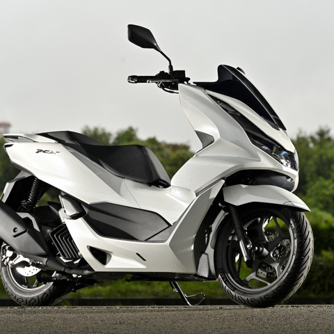 【ホンダ PCX 試乗】見た目のチャラさとは裏腹な「縁の下の力持ち」…伊丹孝裕 画像