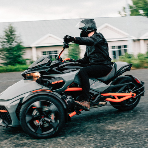 普通自動車免許でバイクの爽快感を楽しめる3輪モビリティ《カンナム》の魅力をディーラーインタビュー 画像