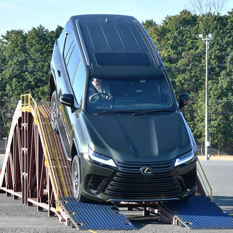 【レクサス LX 新型試乗】『ランクル』との違いは「洗練」…内田俊一［オフロード編］ 画像