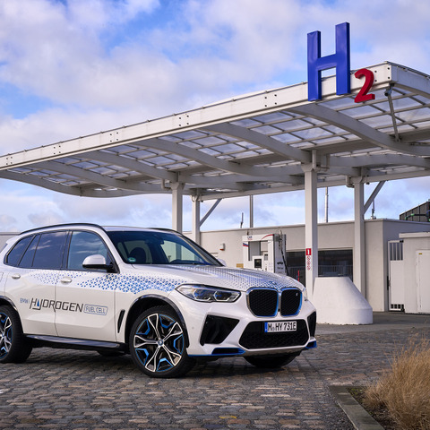 BMWが水素エンジンではなく「燃料電池車」へ舵を切った理由　 画像