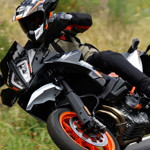 【KTM 890SMT 試乗】“KTMだけど”ニュートラルさが特徴!? 操る楽しみ溢れ出る…鈴木大五郎 画像