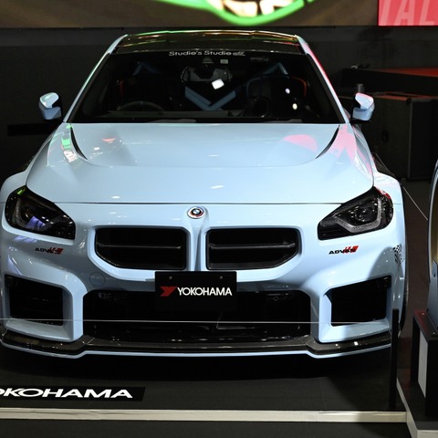 ADVANは走りもカスタム全開で楽しめる！SFマシンにラリーカーやテスラまで、全方位対応の横浜ゴム…東京オートサロン2024 画像