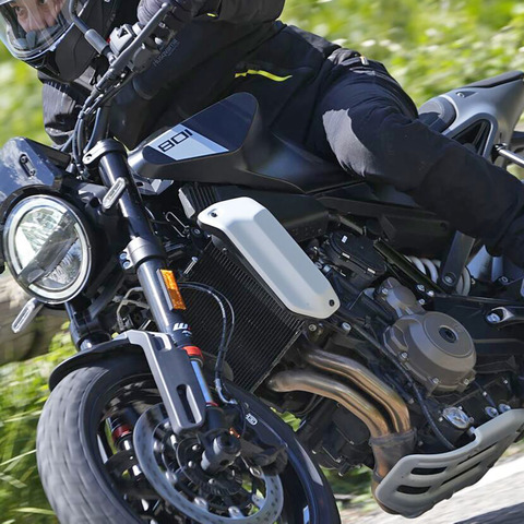 【ハスクバーナ スヴァルトピレン801 試乗】パラツイン搭載でパワーUP！欲張りライダーに応えるスマートバイク…小川勤 画像