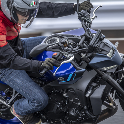 【ヤマハ MT-09 試乗】“アウトロー”がスポーツバイクの王道に則った進化を遂げた…伊丹孝裕 画像
