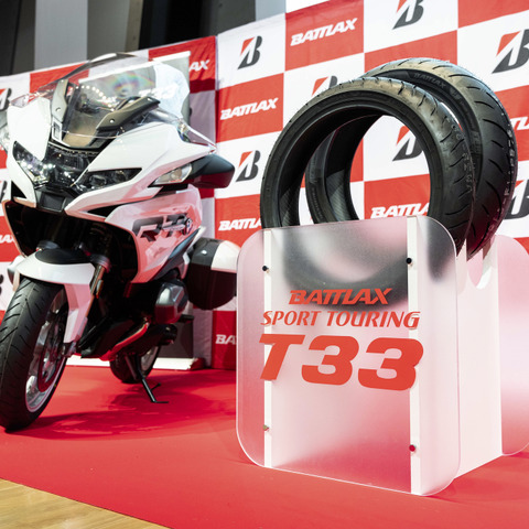 ブリヂストンの新型タイヤ「BATTLAX SPORT TOURING T33」がすごい！摩耗ライフが47％向上 画像