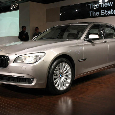 【BMW 7シリーズ 試乗】やっぱり攻めのクルマ…岩貞るみこ 画像