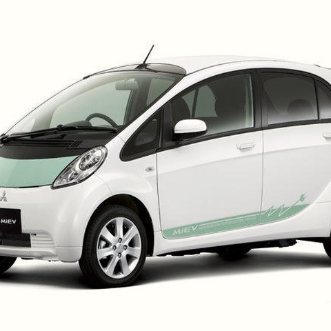 【三菱 i-MiEV 試乗】航続160kmではおねえさん軍団は納得しない…岩貞るみこ 画像