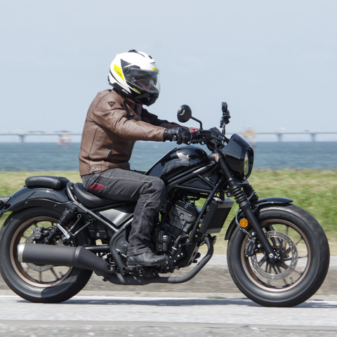 ホンダ『レブル250』と「Eクラッチ」の相性は？ “立ちゴケ”ともサヨナラ、その優等生ぶりに驚いた 画像