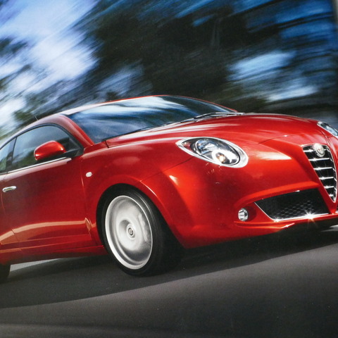 元祖“ベイビー・アルファ”はスーパーカー『8C』のデザインを受け継いだ小さな上質車だった【懐かしのカーカタログ】 画像