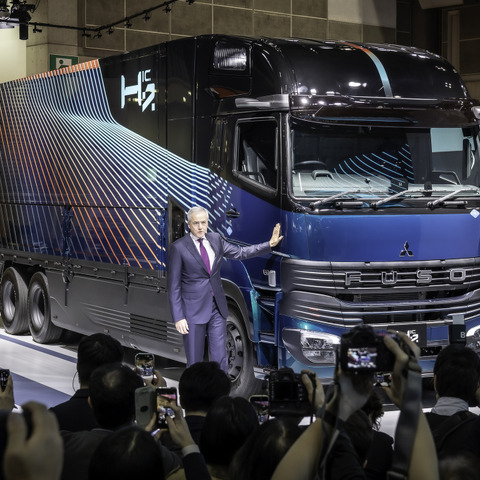 長距離輸送の決め手となるか？ 三菱ふそう、水素トラックを「エンジン車」と「燃料電池車」の2本立てで世界初公開！…ジャパンモビリティショー2025 画像