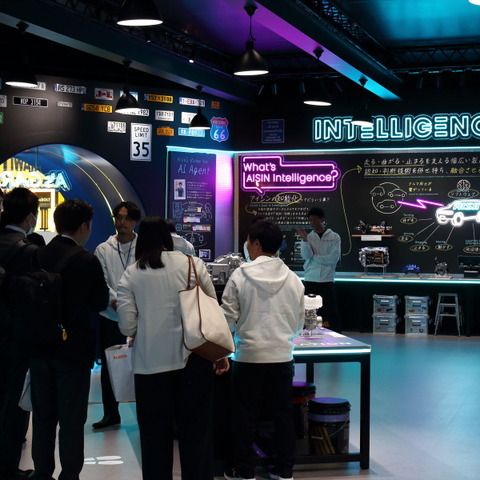 どうしたアイシン!? あざとエモい“ガレージ風”展示の完成度がやたら高かった件…ジャパンモビリティショー2025 画像