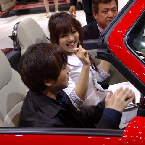 【東京モーターショー09】コンパニオンが来場者にコンタクト 画像