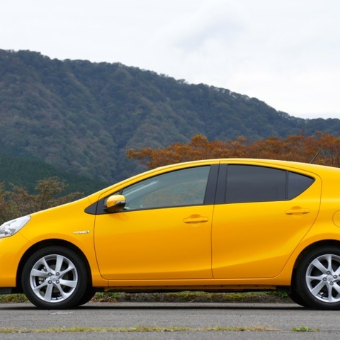 【トヨタ アクア 試乗】軽さが生むエコの爽快感は プリウス をしのぐ…井元康一郎 画像