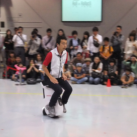 ホンダ一輪EVのUNI-CUB、日本科学未来館を走る 画像