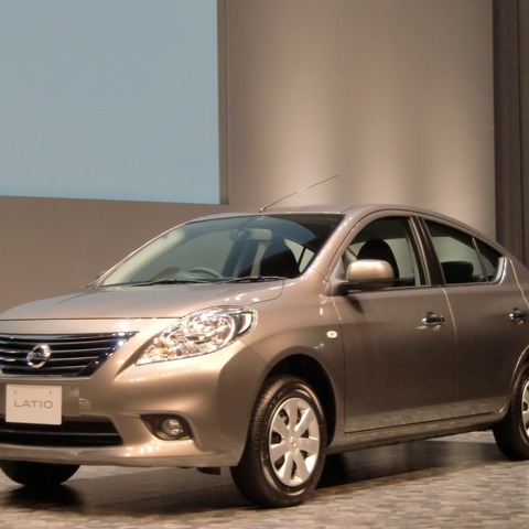 【日産 ラティオ 新型発売】電車から見た広々感を 画像