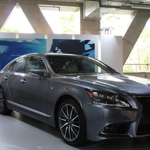 【レクサス LS 改良新型】フロントにもリアにもスピンドル 画像