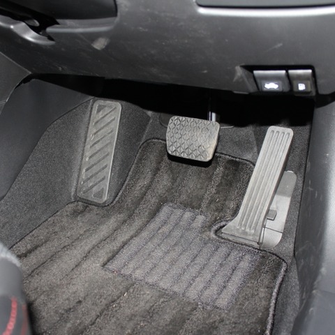 【マツダ アテンザ 発売】エンジン傾け生み出した50mmのスペース…アクセル・ブレーキペダル配置改善 画像