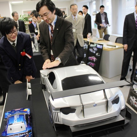 第1回カーデザインコンテスト受賞の生徒に現役カーデザイナーがスケッチ指南 画像