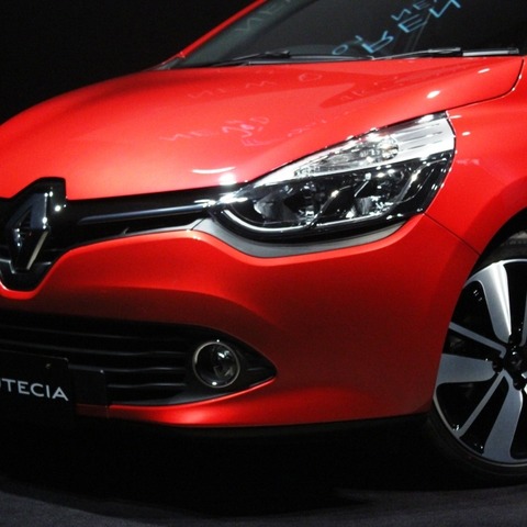 【ルノー ルーテシア 新型発表】新型の顔と旧型のデザインモチーフを持ったフロントデザイン 画像