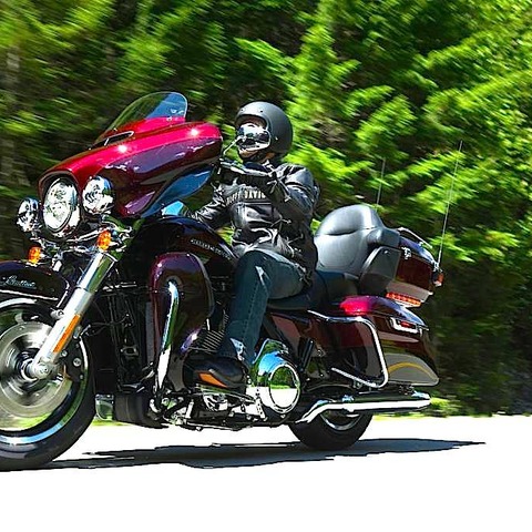 【ハーレー FLHTKL TC ウルトラリミテッドロー 試乗】待望の扱いやすいウルトラ…青木タカオ 画像