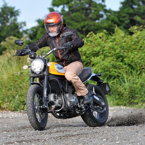 【ドゥカティ スクランブラー クラシック 動画試乗】ファッションバイクのように見えて、その走りは血統書付き…佐川健太郎 画像