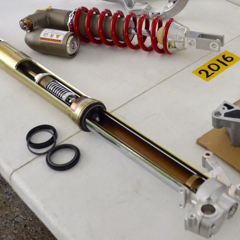 【スズキ RM-Z250 新型】新採用のKYB製エアフォークがもたらす恩恵 画像