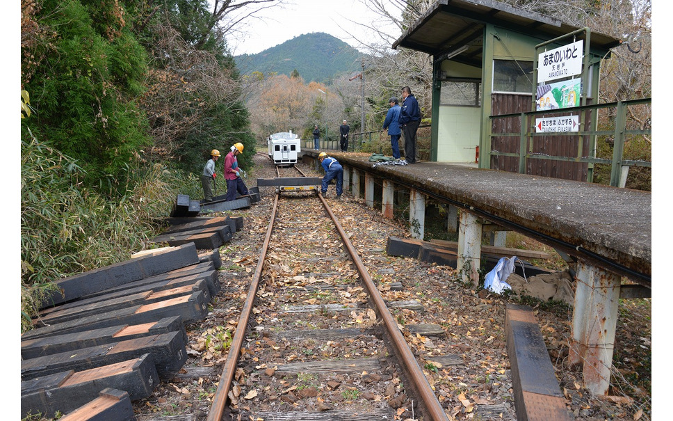 高千穂あまてらす鉄道 新車両の正式運行は17年春に まくらぎ交換 5枚目の写真 画像 レスポンス Response Jp 高千穂あまてらす鉄道 新車両の正式運行は17年春に まくらぎ交換 5枚目の写真 画像 レスポンス Response Jp