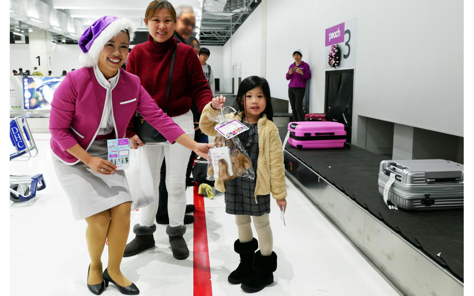 搭乗した子供にクリスマスプレゼント ピーチが成田空港でサプライズ 1枚目の写真 画像 レスポンス Response Jp 搭乗した子供にクリスマスプレゼント ピーチが成田空港でサプライズ 1枚目の写真 画像 レスポンス Response Jp