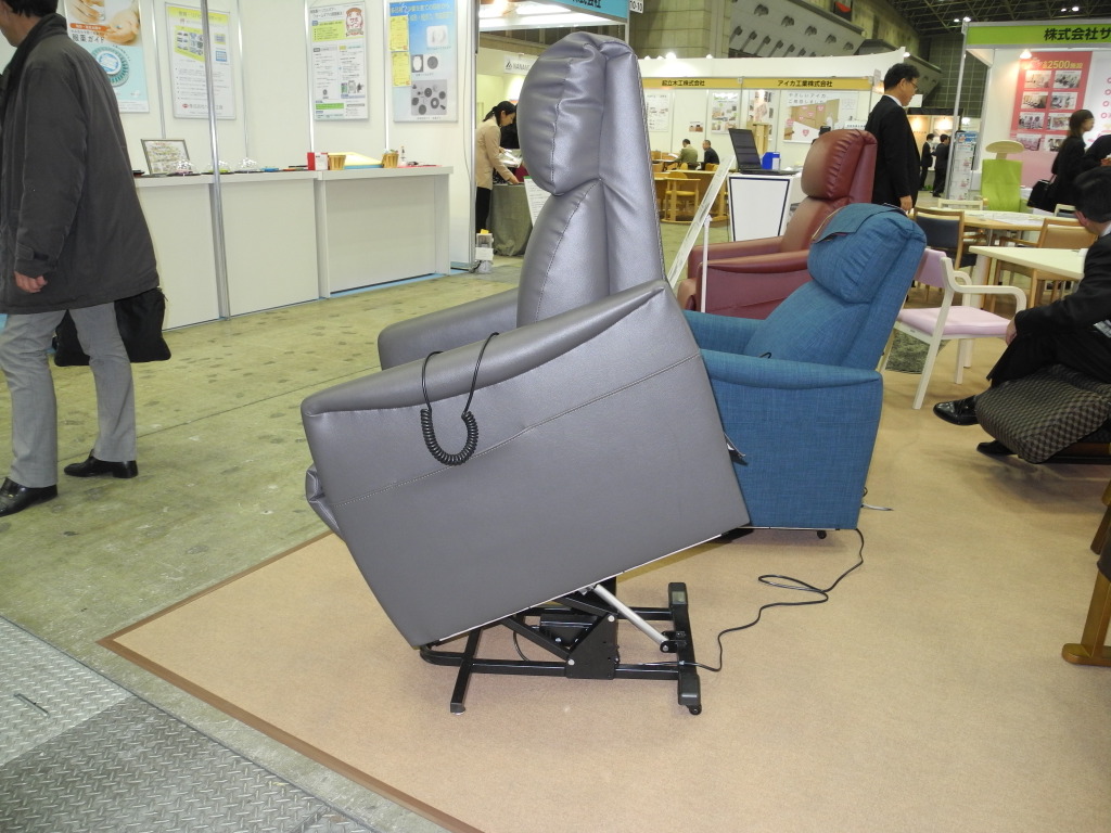 価格 電動立ち上がりリクライニングソファー コイズミ savingssafari.com
