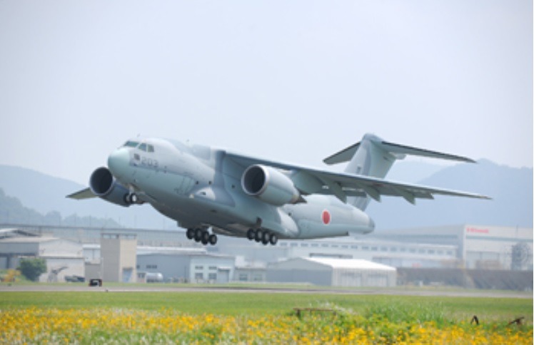 川崎重工、C-2 輸送機の量産初号機を航空自衛隊に納入 | レスポンス(Response.jp) 川崎重工、C-2 輸送機の量産初号機を航空自衛隊に納入 | レスポンス(Response.jp)