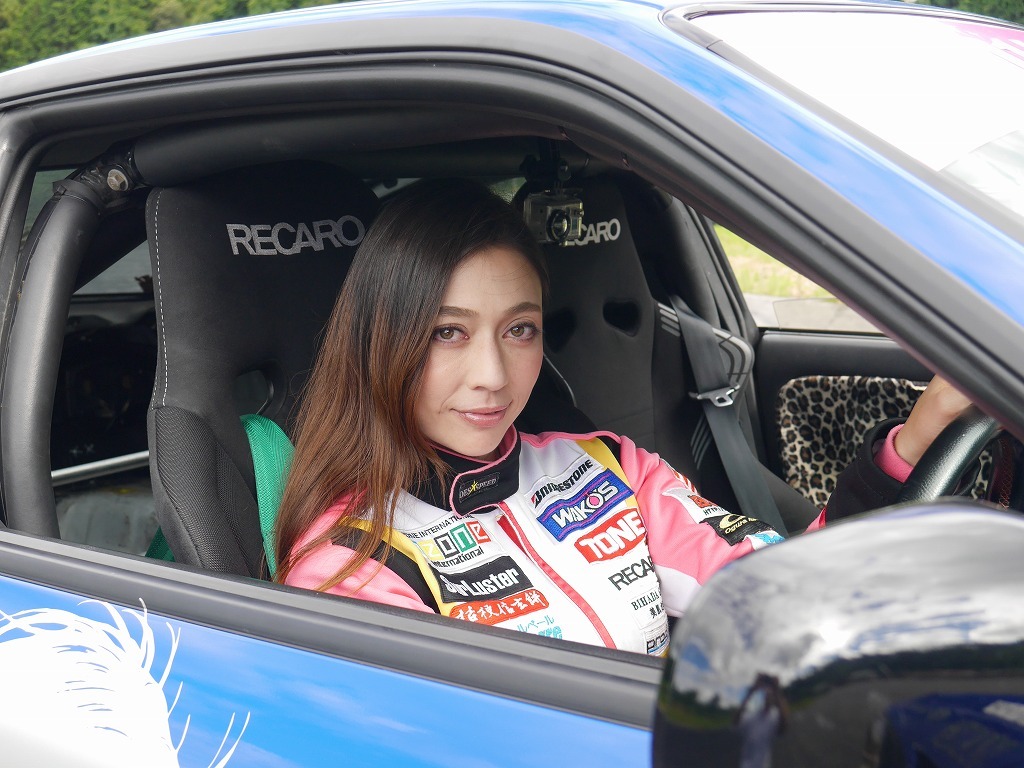 美しすぎるレーシングドライバー 塚本奈々美さんのドリフトに密着 動画 レスポンス Response Jp