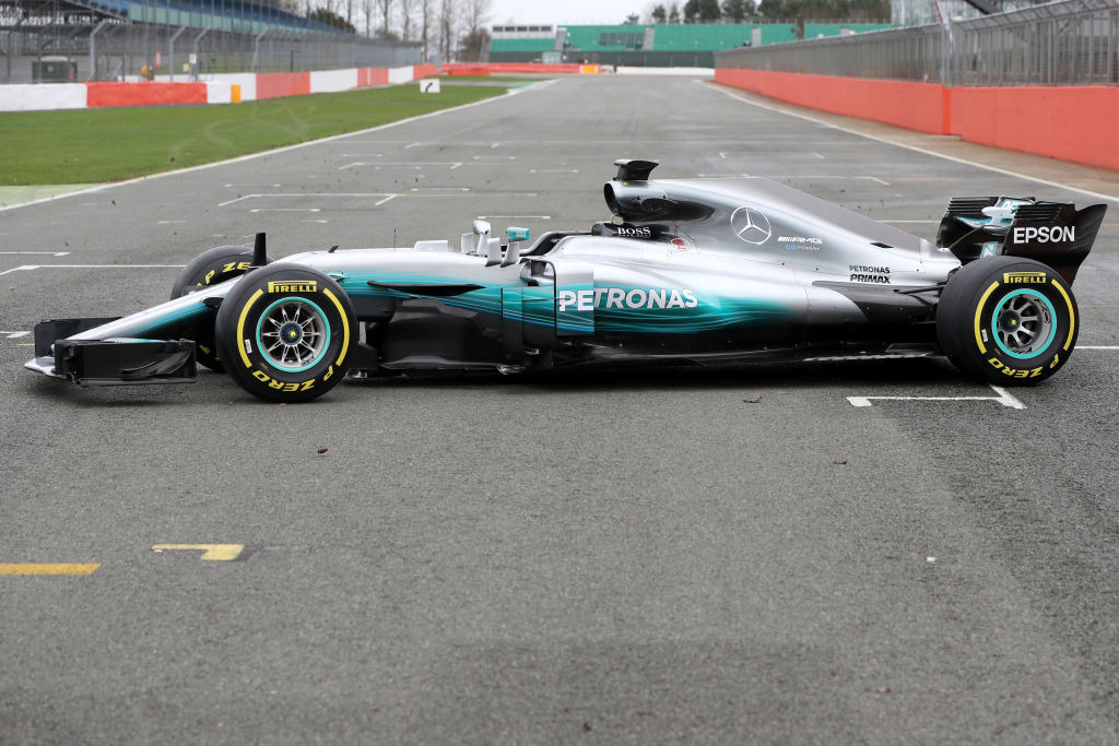 【F1】メルセデスが「F1 W08」を発表、初走行も披露 | レスポンス