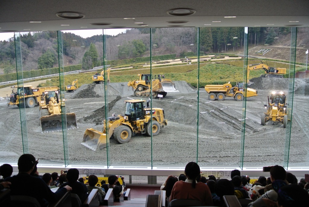 日本キャタピラー ちびっこ建機フェア開催 迫力のデモ走行に大歓声 レスポンス Response Jp 日本キャタピラー ちびっこ建機フェア開催 迫力のデモ走行に大歓声 レスポンス Response Jp