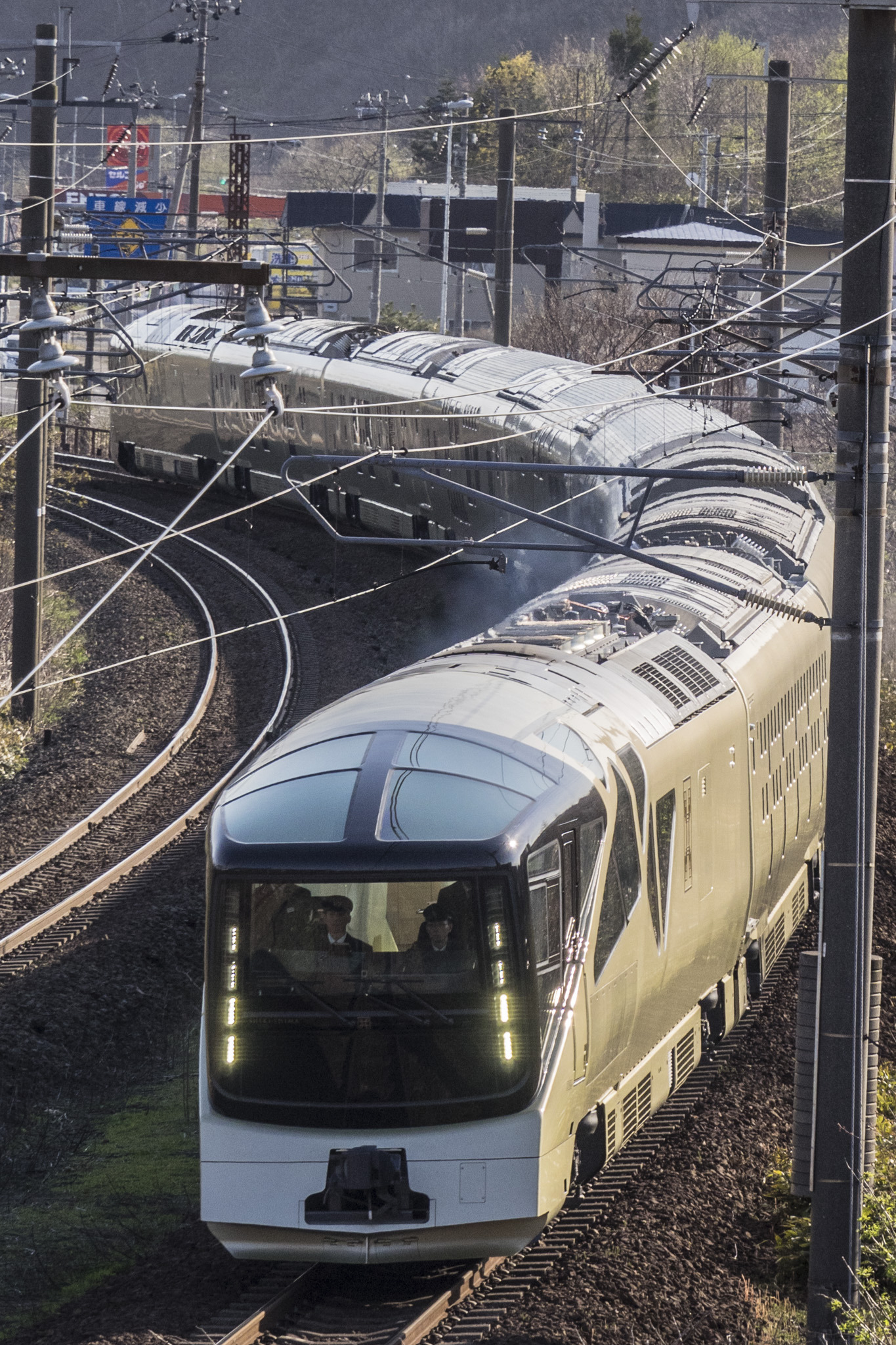 四季島 北海道内初営業 登別駅では旗振りで熱い歓迎 Jr東日本の豪華寝台列車 レスポンス Response Jp 四季島 北海道内初営業 登別駅では旗振りで熱い歓迎 Jr東日本の豪華寝台列車 レスポンス Response Jp