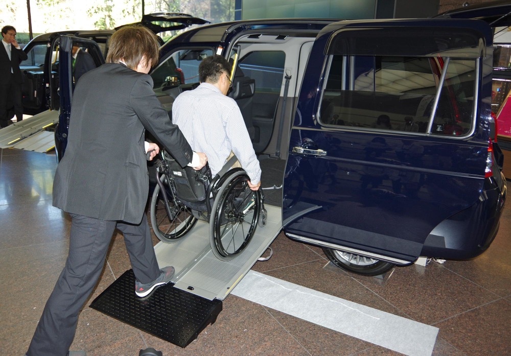 車いす利用時の作業を3分に短縮 トヨタ Jpn Taxi 改良車を3月に発売へ 既存車にも部品配布 レスポンス Response Jp 車いす利用時の作業を3分に短縮 トヨタ Jpn Taxi 改良車を3月に発売へ 既存車にも部品配布 レスポンス Response Jp