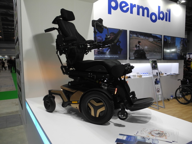 360万円の電動車いす ペルモビールに来場者興味津々 福祉機器展19 レスポンス Response Jp
