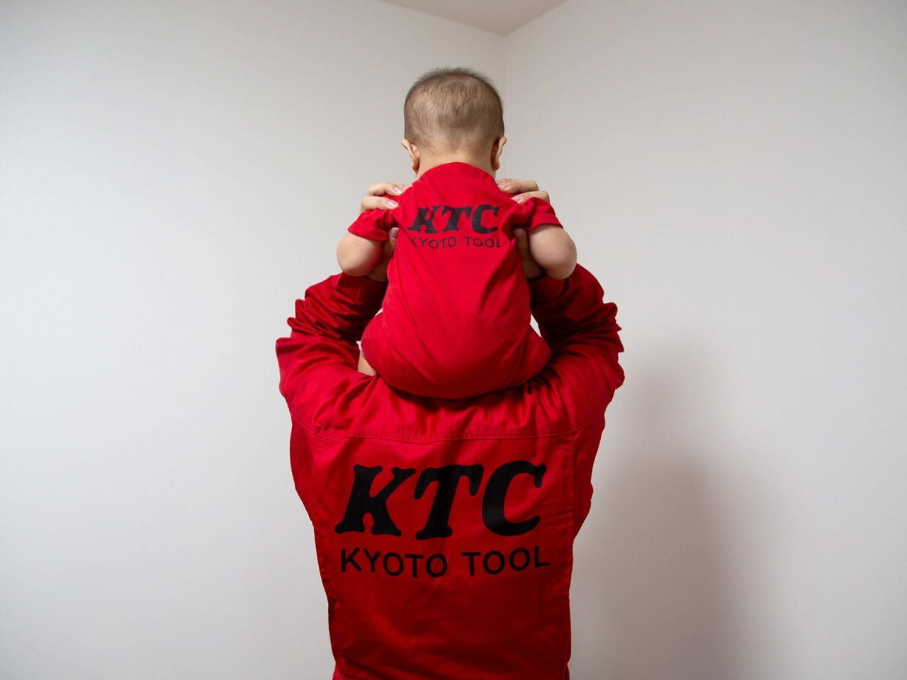 工具メーカーがベビーロンパース発売 パパのツナギとお揃い Ktc レスポンス Response Jp 工具メーカーがベビーロンパース発売 パパのツナギとお揃い Ktc レスポンス Response Jp