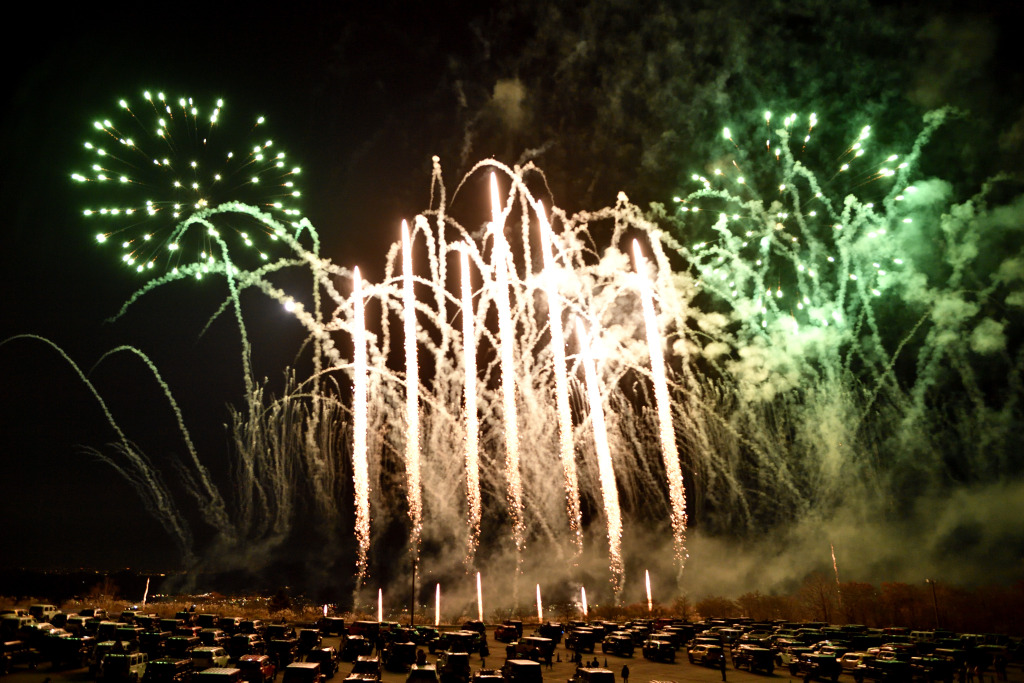 初冬に輝く7スロット花火 ジープコミュニティ向けの花火大会を実施 レスポンス Response Jp