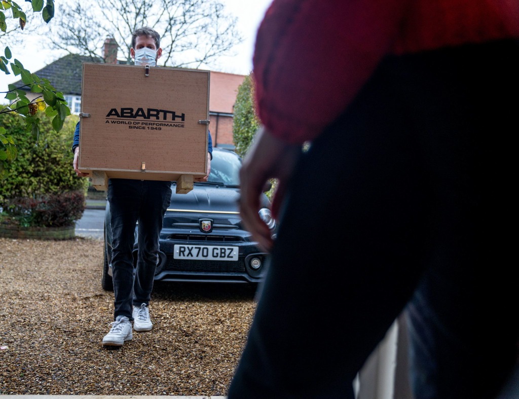 アバルトの 黄金のサソリ に自宅でバーチャル試乗 セット一式を宅配 レスポンス Response Jp