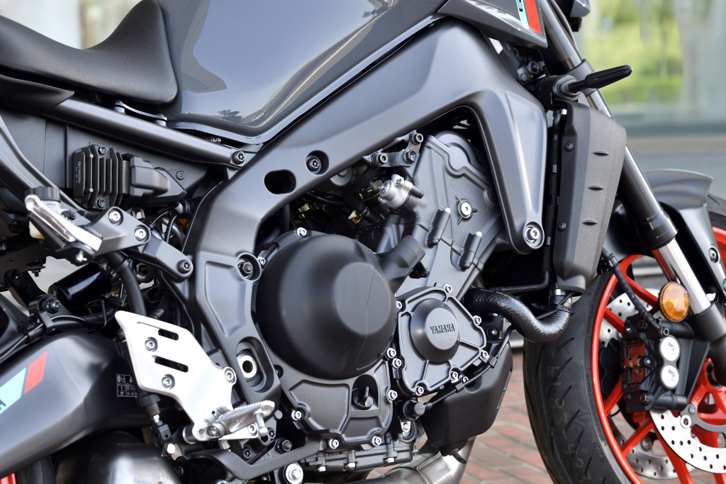 ヤマハ Mt 09 新型 Mtシリーズで最もヤマハらしさを追求した 3気筒エンジン の進化とは レスポンス Response Jp ヤマハ Mt 09 新型 Mtシリーズで最もヤマハらしさを追求した 3気筒エンジン の進化とは レスポンス Response Jp
