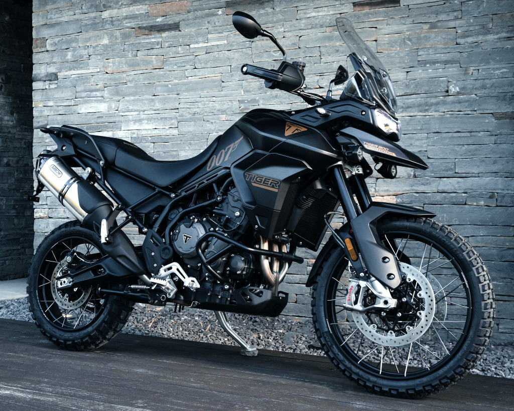 007新作バイクスタントを記念 トライアンフが ボンド エディション を発表 レスポンス Response Jp 007新作バイクスタントを記念 トライアンフが ボンド エディション を発表 レスポンス Response Jp