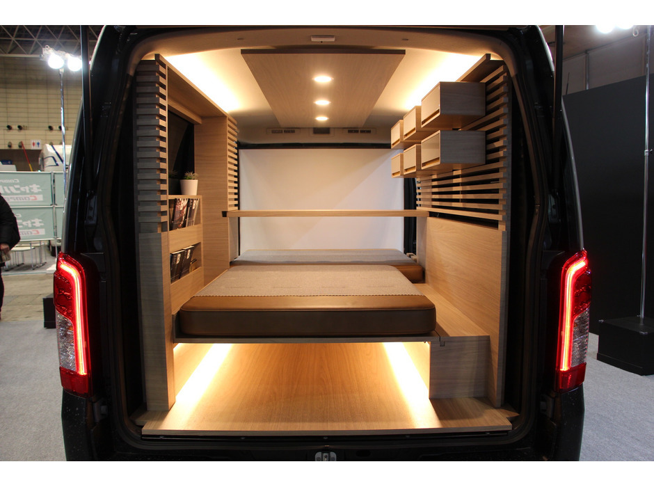 大人2人が大型犬といっしょに キャラバン Myroom ジャパンキャンピングカーショー22 レスポンス Response Jp