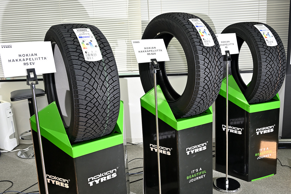 最大95％オフ！ 送料無料 ノキアンタイヤ 冬 スタッドレスタイヤ Nokian Tyres HAKKAPELIITTA R5 EV イーブイ 235  35R20 92T XL 4本