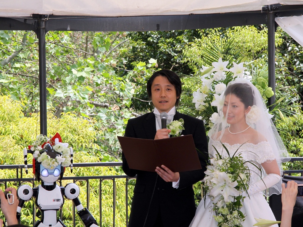 ロボットが立会人 世界初の結婚式を実施 レスポンス Response Jp ロボットが立会人 世界初の結婚式を実施 レスポンス Response Jp