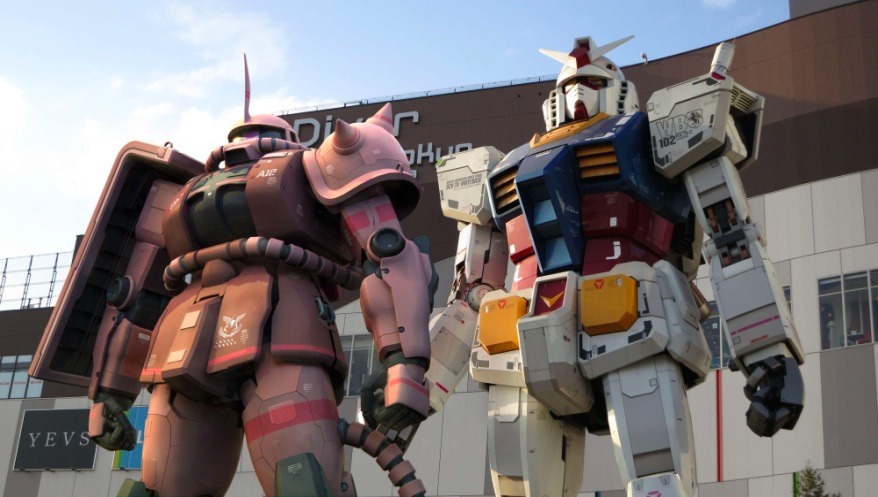実物大ガンダムの横にシャア専用ザクが並ぶ レスポンス Response Jp 実物大ガンダムの横にシャア専用ザクが並ぶ レスポンス Response Jp