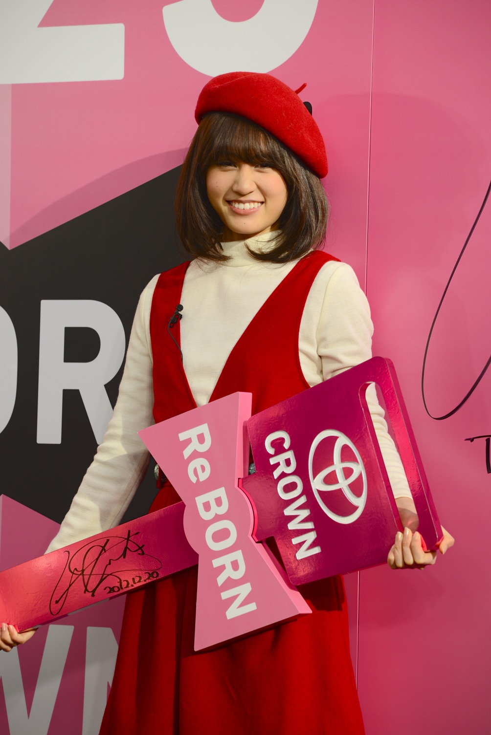 トヨタ クラウン 発表直前 発表に先駆けて元akbあっちゃんにキー贈呈 レスポンス Response Jp トヨタ クラウン 発表直前 発表に先駆けて元akbあっちゃんにキー贈呈 レスポンス Response Jp