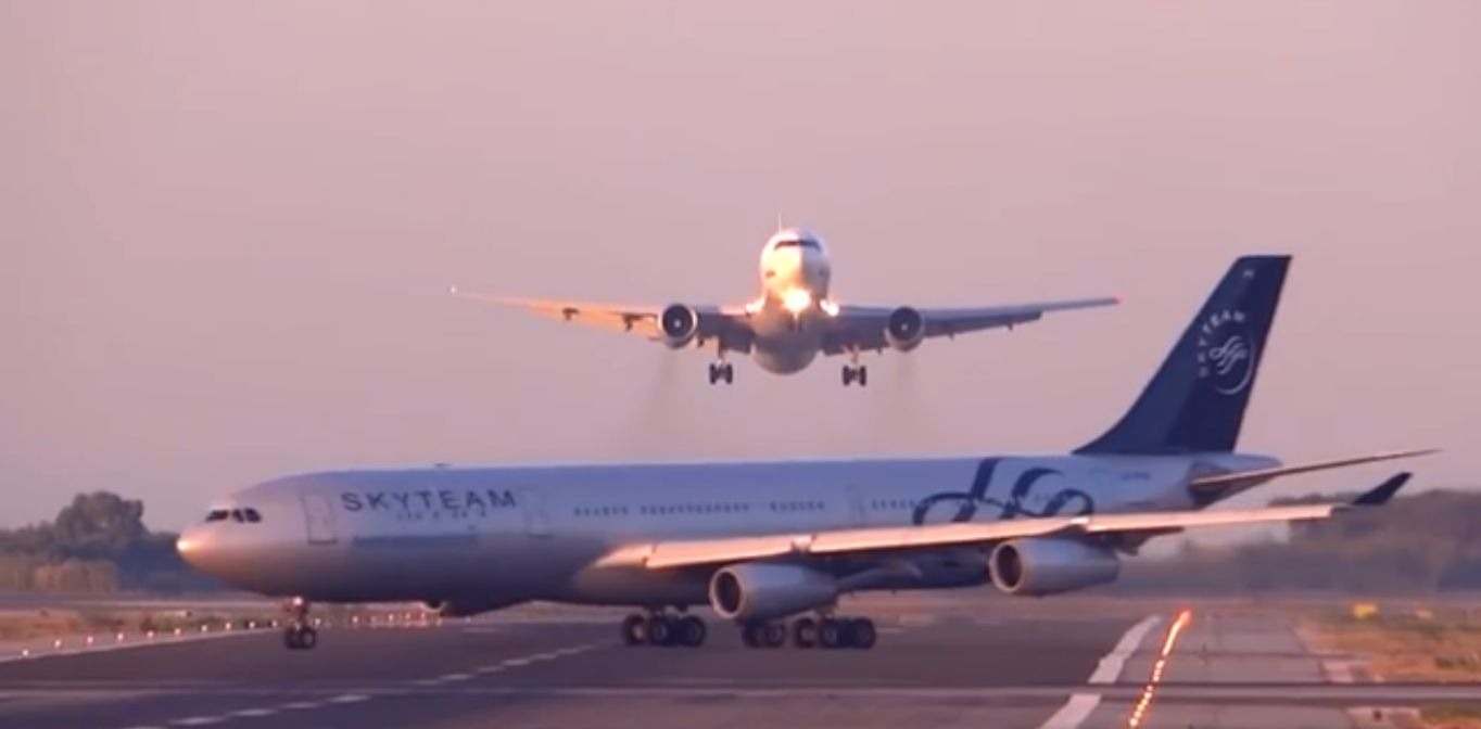 スペインの空港でニアミス 事故寸前の瞬間映像 動画 レスポンス Response Jp スペインの空港でニアミス 事故寸前の瞬間映像 動画 レスポンス Response Jp