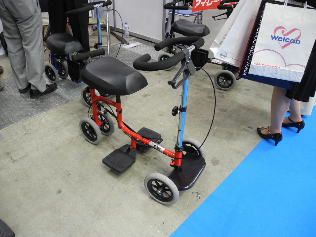 福祉機器展14】介護施設運営の経験から誕生したサドル付歩行器、手足を ...