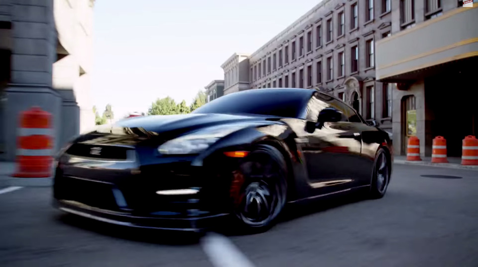 暴れる Gt R の助手席で マルーン5 アダムが新曲 動画 レスポンス Response Jp 暴れる Gt R の助手席で マルーン5 アダムが新曲 動画 レスポンス Response Jp