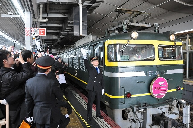 寝台特急『トワイライトエクスプレス』ラストラン、大阪駅を出発